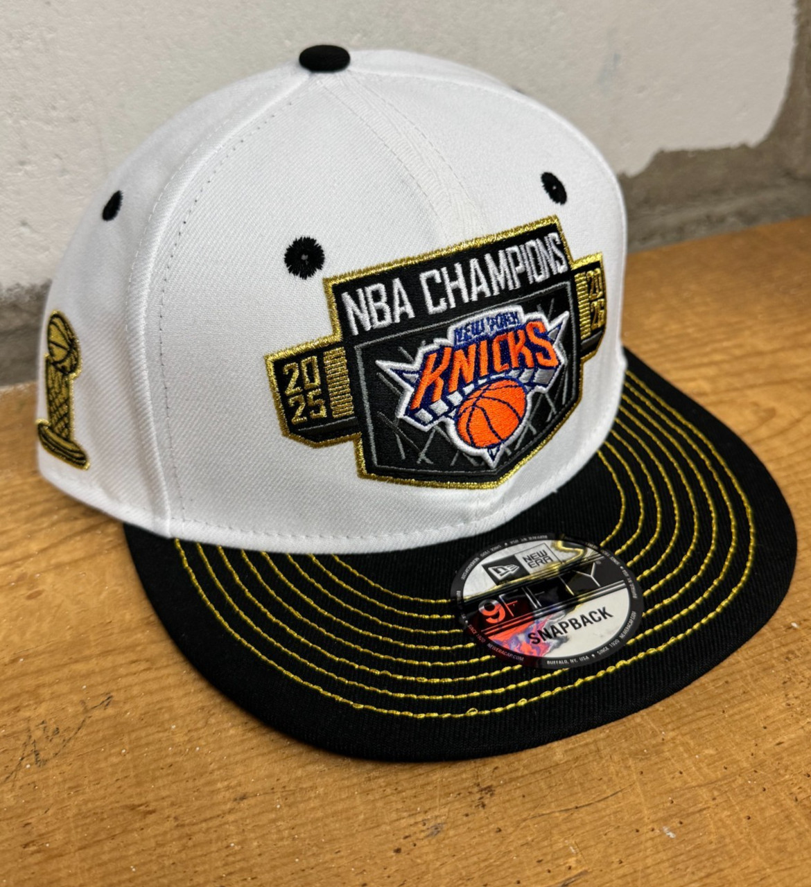 NY KNICKS Championship Hat New Era SNAPBACK CHAMPION PARCHE VESTUARIO GORRA BLANCA