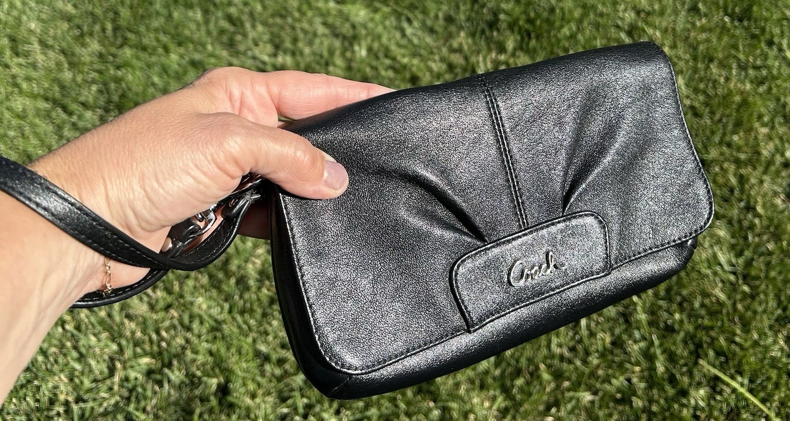 COACH Braccialetto Ashley in pelle nera grande plissettato con patta frontale