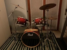 batteria acustica Pearl rosso sfumato legno set completo anche di piatti e aste 