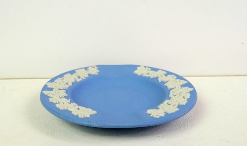 Wedgwood England Jasperware Blue & Cream Grapevine 2 Slot 3 1/2" Ashtray 1908- - Picture 3 of 7
