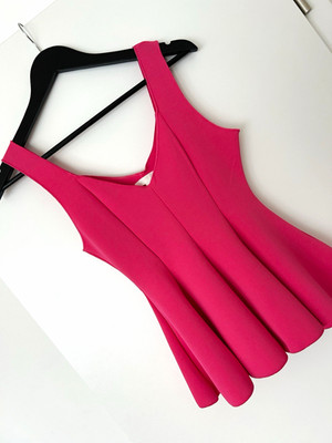 Damen Top Schößchen Pink Ärmellos V-Ausschnitt Breite Träger Falten
