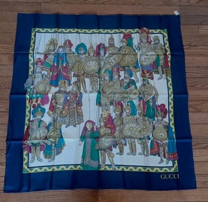 Foulard vintage Gucci époque médiévale marionnettes soie bleue 34"x 34" jamais utilisé réf2087