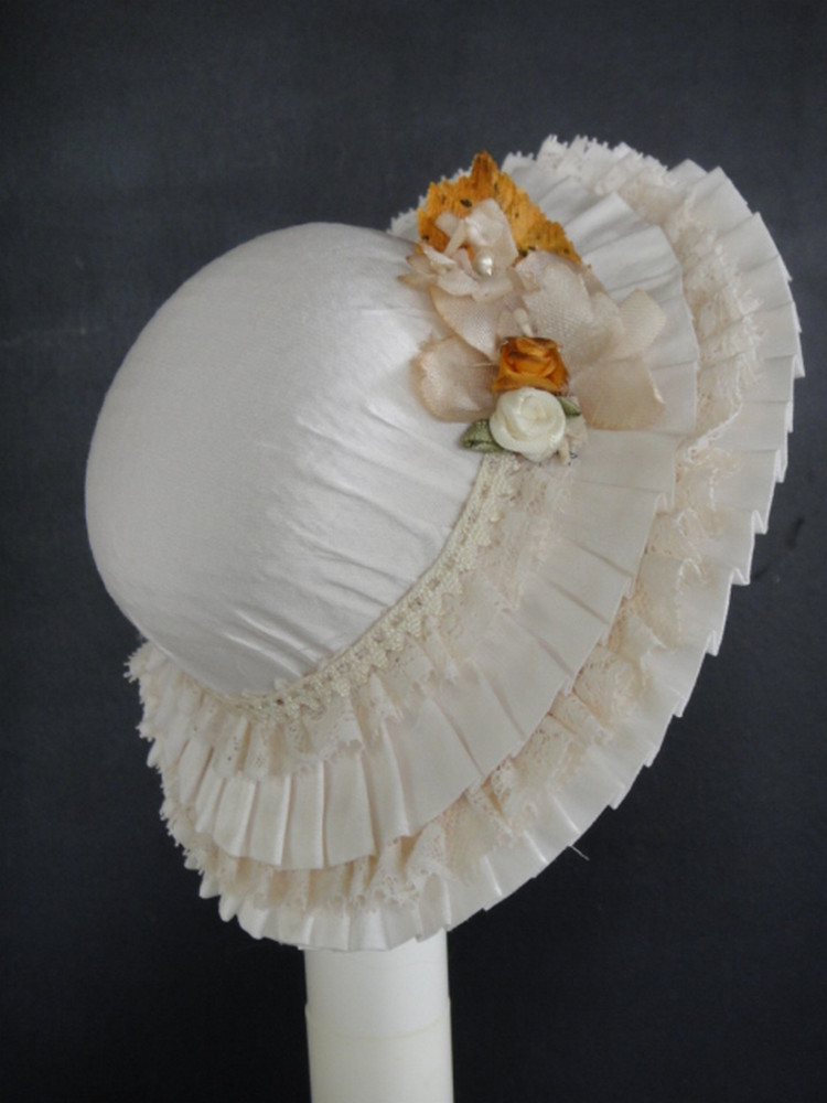 Chapeau en soie écru pour poupée ancienne aux cheveux abîmés tour 25cm