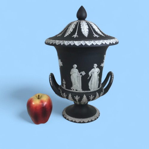 Late 19th C. Wedgwood Black Dipped Jasperware Urn 13.5" - Picture 2 of 12