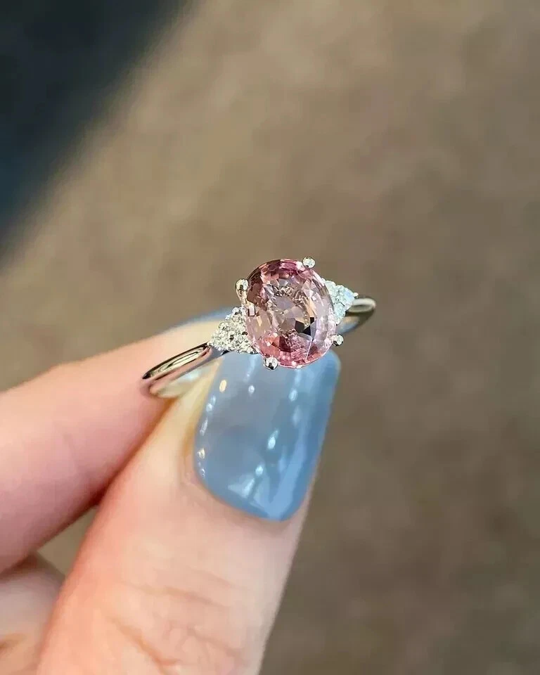 Alianza de oro blanco de 14 quilates con diamantes de turmalina rosa natural de 4,30 quilates de corte ovalado Foto 2 de 4