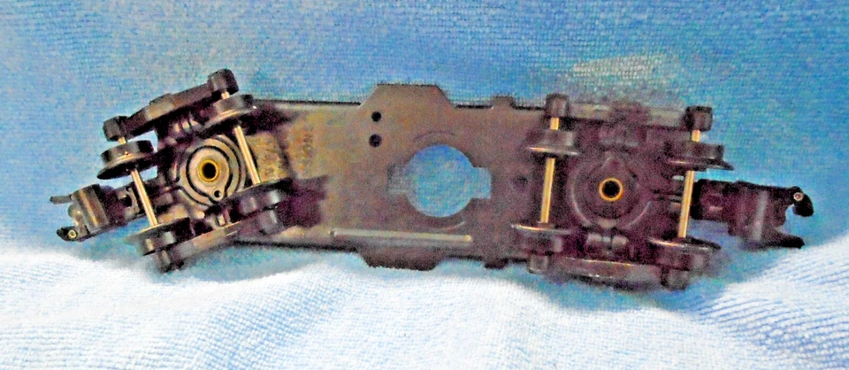 AMERICAN FLYER  / LIONEL  BAY WINDOW CABOOSE FRAME W TRUCKS & GILBERT COUPLERS - Image 2 of 2