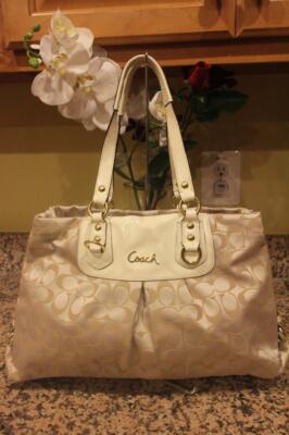 コーチ　アシュレイ シグネチャー サテン キャリーオール　F15510 Coach-F15510-Ashley-Khaki-patent leather -Satchel-Carryal (pu1300