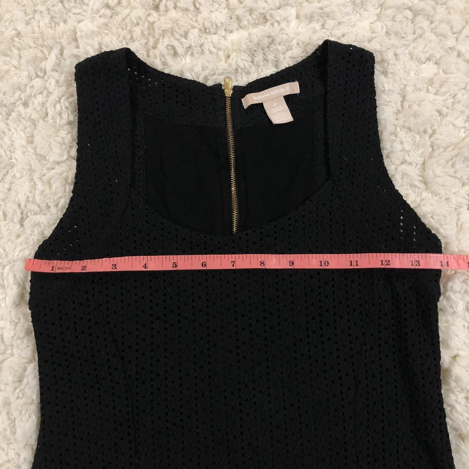 Blusa Banana Republic feminina ilhós preta forrada sem mangas náilon tamanho 0 zíper completo - Imagem 3 de 4