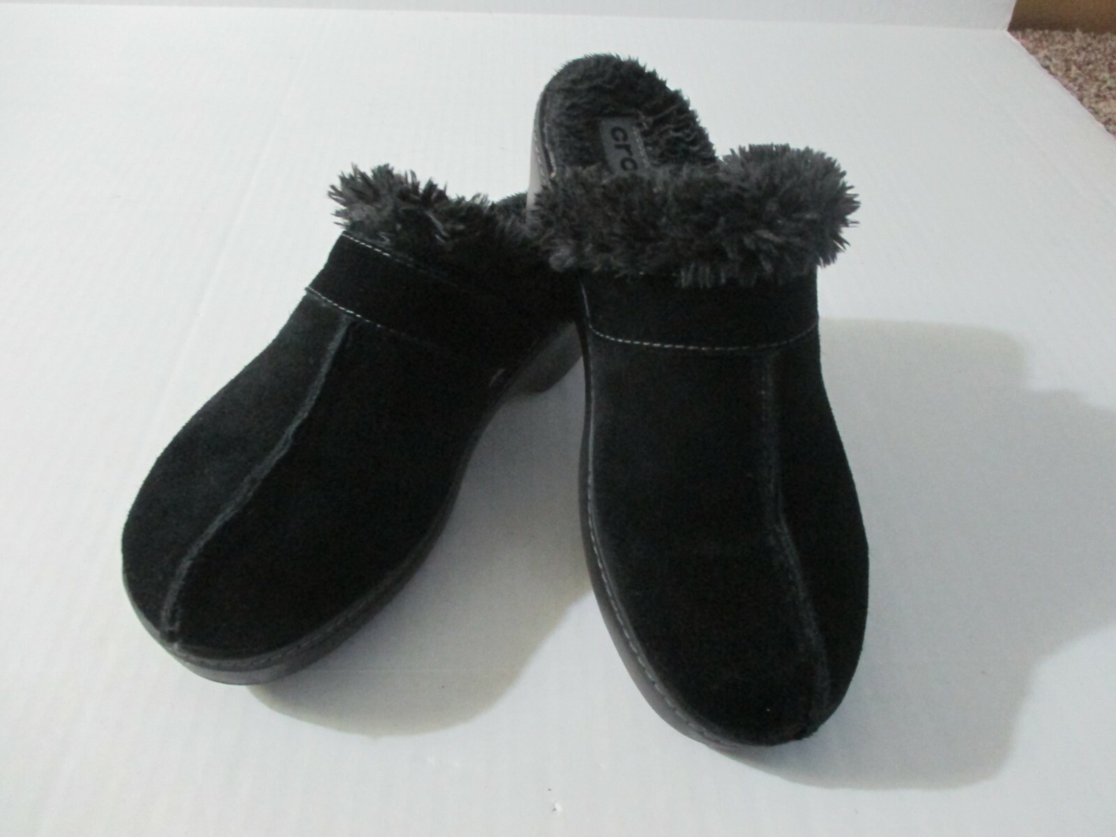 crocs with fur black