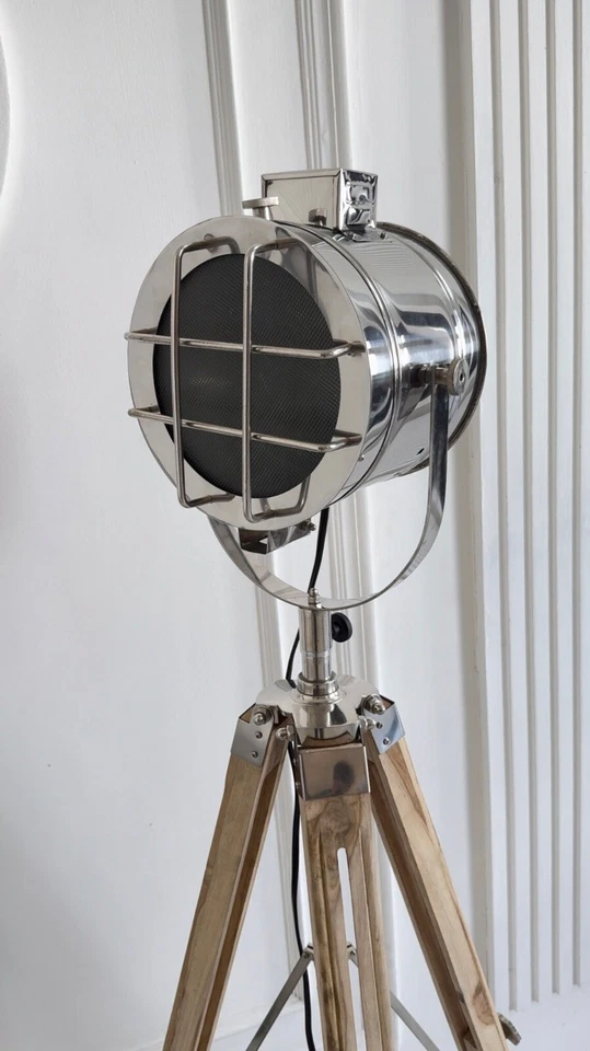 Lámpara de pie trípode de madera hecha a mano | Lujoso foco de estudio con acabado de níquel para Foto 4 de 4