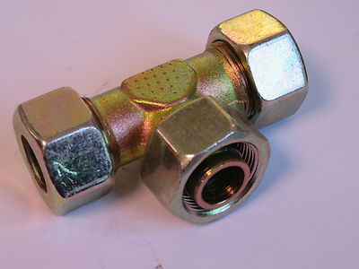 Schwenkabzweig T-Stück Hydraulik Klemmverschraubung 18 mm M26 x 1,5 - 315 bar #3A177