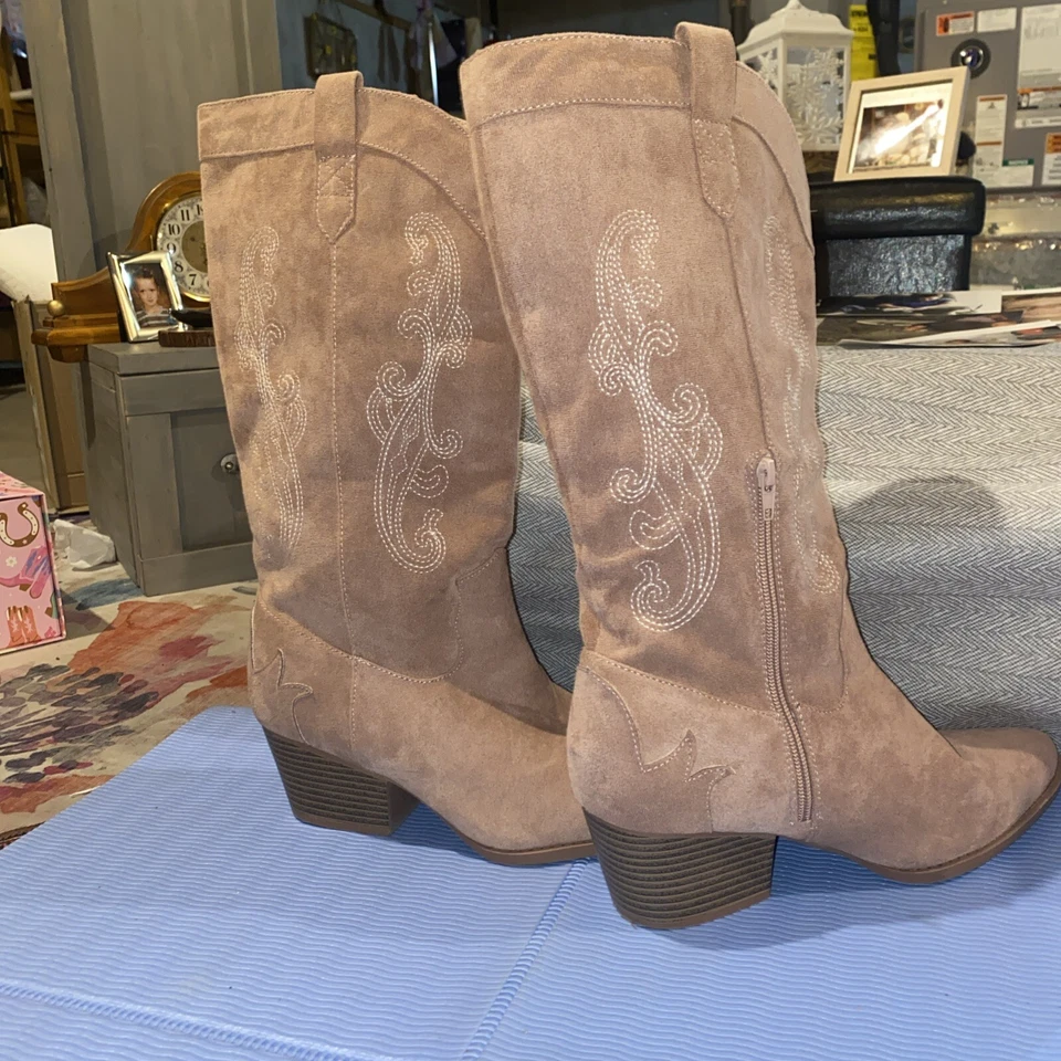 Ladies Light Suede Pink Boots Size 9  — 第 3/4 张图片