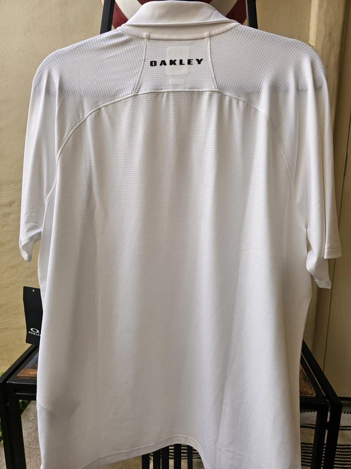 Camisa Oakley Para Hombres PEQUEÑA Blanca Manga Corta Polo Golf Hydrolix Calce Regular Foto 3 de 4