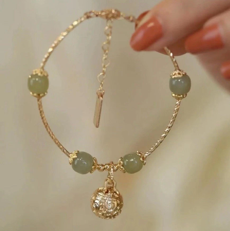 Pulsera de cuentas de jade verde, cadena de oro con colgante de campana ornamentado Foto 3 de 3