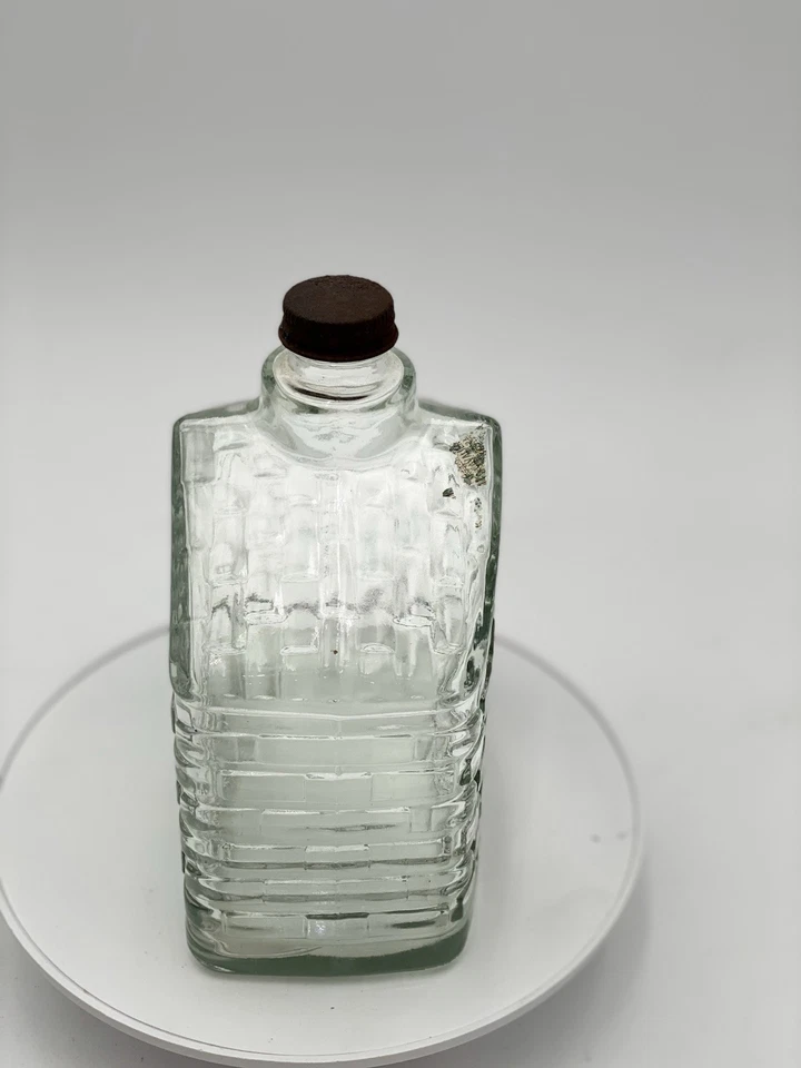 Botella vintage con forma de cabina de troncos de vidrio transparente con tapa de chimenea 7" T x 5,5" W x 3,5 Foto 2 de 4