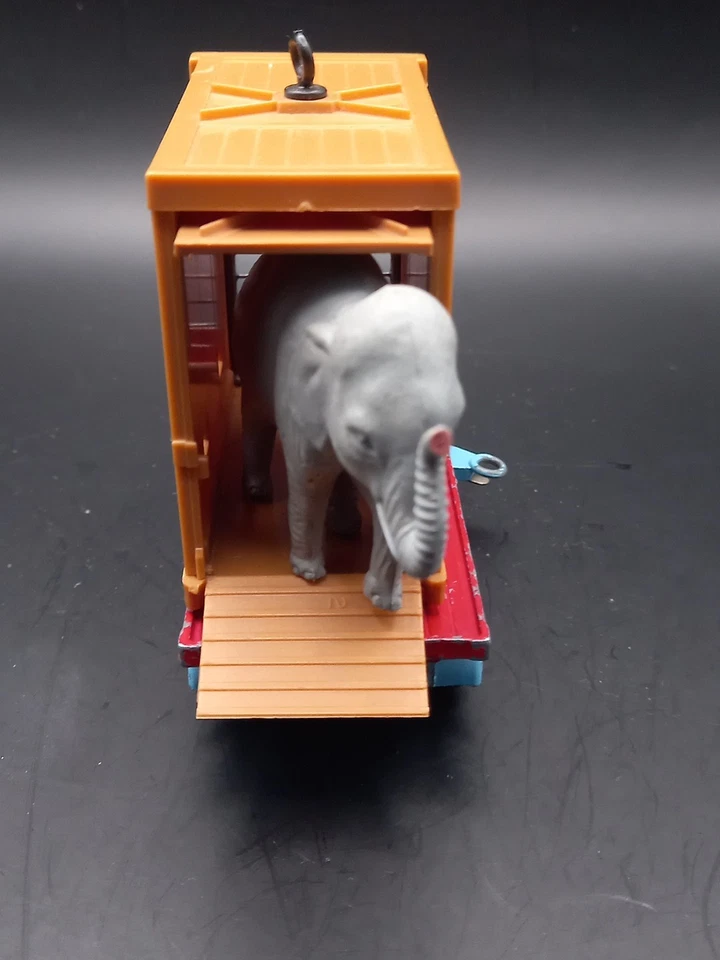 CORGI CHIPPERFIELDS CIRCUS PLATFORN TRAILER MIT ELEFANTENBOX 1:43 - Bild 2 von 4