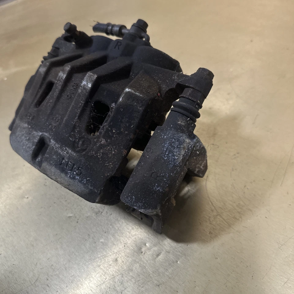 PINZA DE FRENO DELANTERA DERECHA TOYOTA SIENNA 2011-2014 CON PASTILLAS OEM Foto 2 de 4