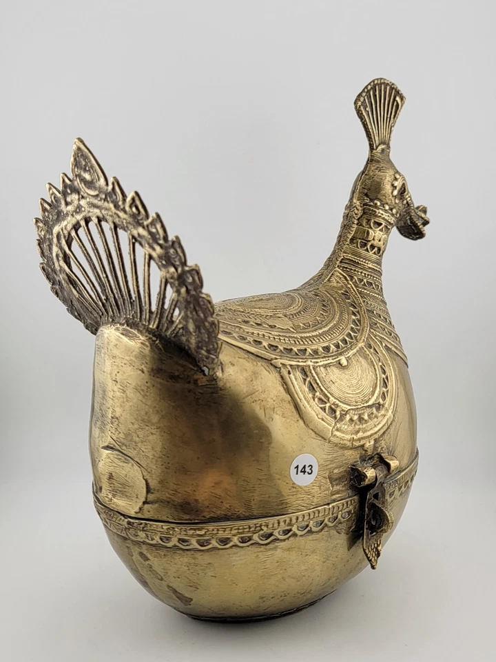 Antigua caja decorativa de latón indoislámica Dhokra betel nuez pavo real con tapa. Foto 3 de 4