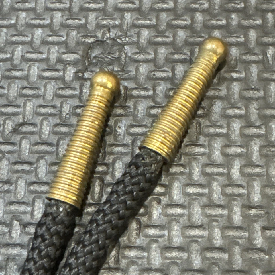 Corbata Bolo negra vintage con puntas de latón y tobogán de metal dorado | CLÁSICA Foto 4 de 4