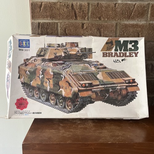 Tamiya U.S. M3 Bradley Cavalry Fighting Vehicle Model 1/35 (Package Wear)