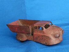 WYANDOTTE 6" PRESSED STEEL RED DUMP TRUCK W/ LIFT UP BED CIRCA 1930'S FOR RESTOR