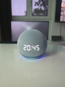 Amazon Echo Dot (4. Generation) mit Uhranzeige, Smart Lautsprecher, Blaugrau