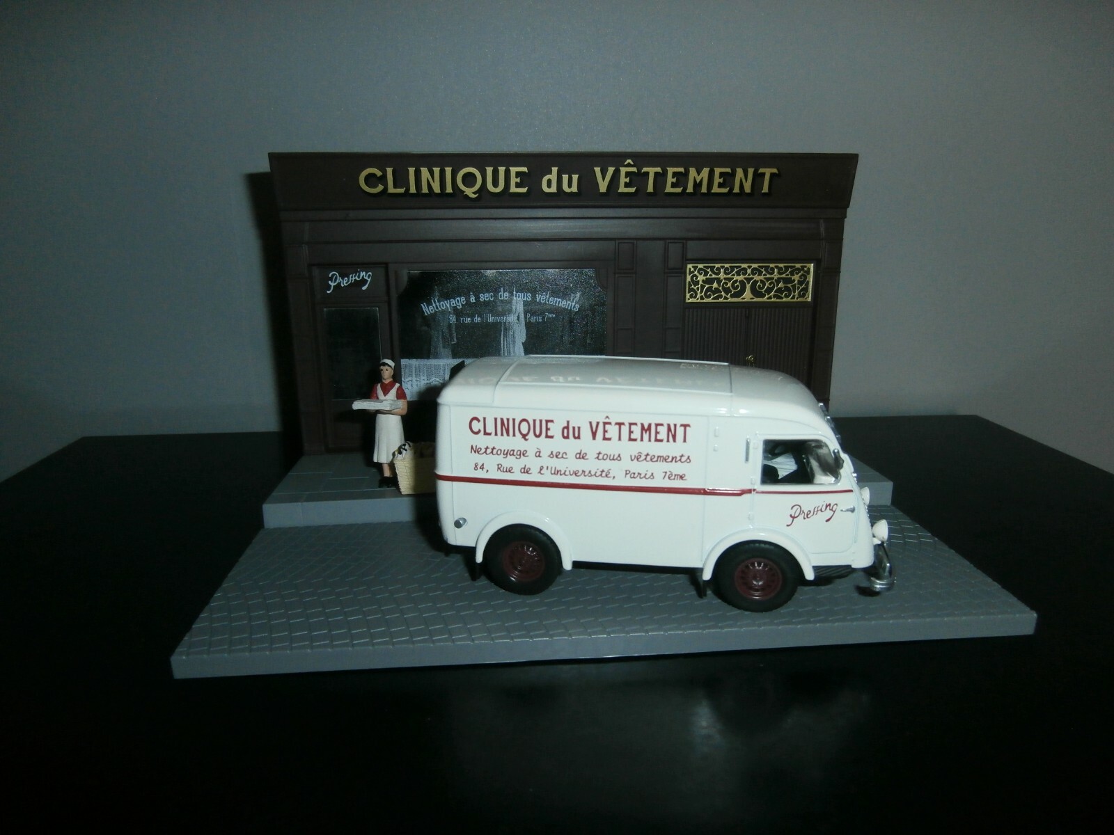 Diorama Renault 206 à intégrer dans un réseau ferroviaire au 1/43e Clinique du Vêtement