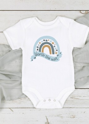 Worth The Wait Blue Rainbow Strampler/Weste, Regenbogen Baby Outfit, Neu Baby Junge