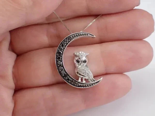 Colgante redondo simulado de diamantes negros búho y media luna de 2,5 quilates enchapado en oro blanco de 14 k Foto 4 de 4