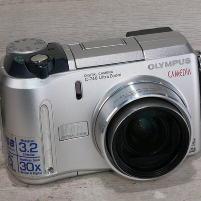 Olympus CAMEDIA C-740 Ultra Zoom 3 MP Digital Camera - Silver *GOOD*