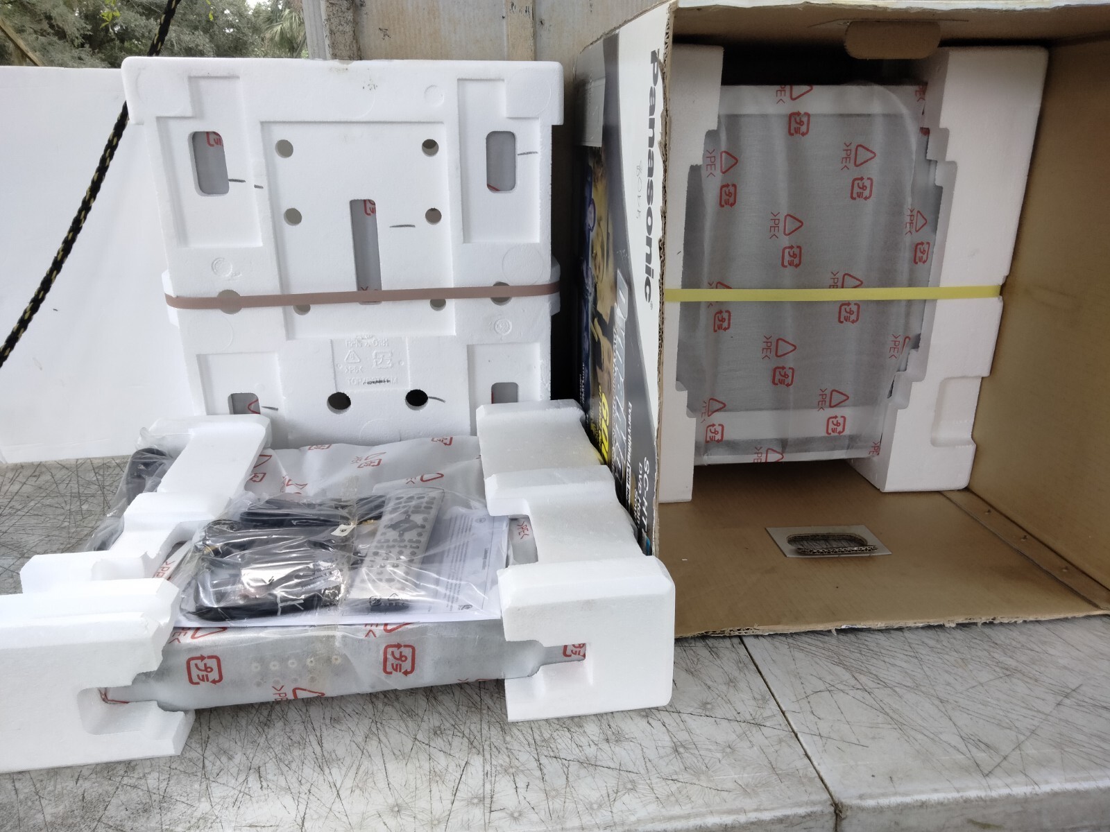 Panasonic DVD Home Theater Sound System SC-HT700 5-DVD/ CD Changer