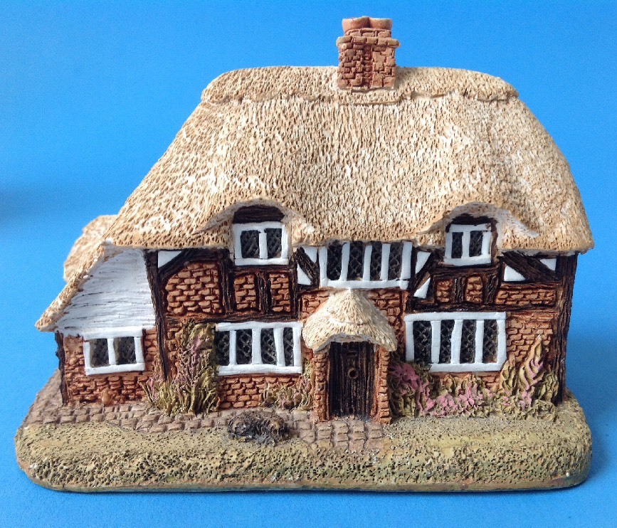 Lilliput Lane Honeysuckle Cottage Miniature English House w Box
