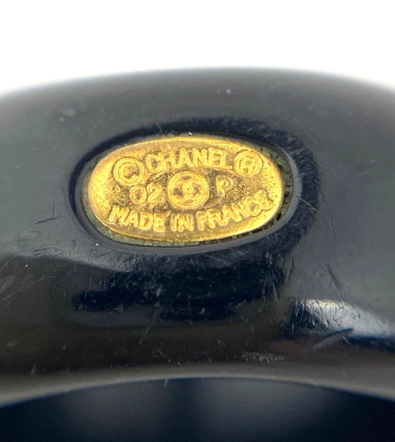 Anel CHANEL logotipo marca coco plástico preto JP12 US6 EU52 motivo trevo 02P - Imagem 4 de 4