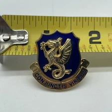 US Military Army 69th Infantry Regiment Pin DUI DI CONJUCTIS VIRIBUS Obsolete