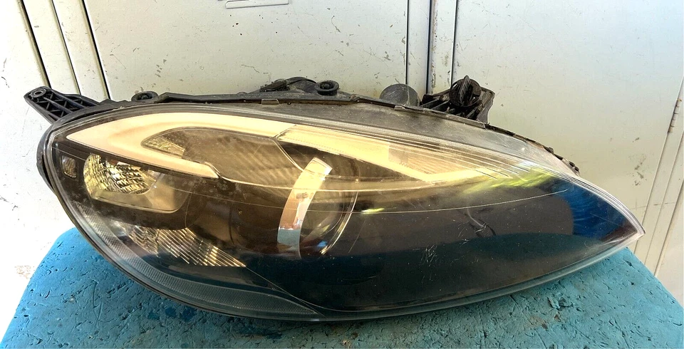 OEM 2014 VOLVO V40, M-SERIES, RIGHT HID XENON HEADLIGHT/ HEADLAMP, ABL TYPE - image 2 of 4