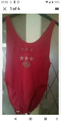 ROTES LYCRA-DAMENTRIKOT. GR 14. HOCH GESCHNITTENES BEIN. DESIGNER LABEL