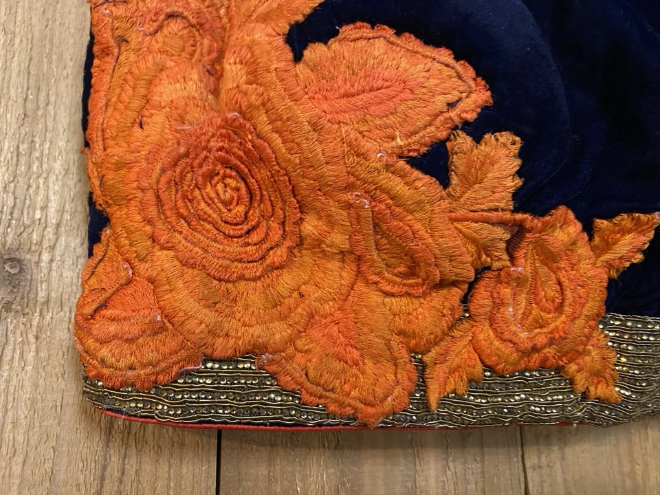 Blusa corta de terciopelo indio azul marino con bordado floral naranja y cuentas Foto 4 de 4