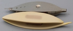 2 Vintage Tatting Shuttles Cream Plastic / Boye Needle More Thread Less Knots