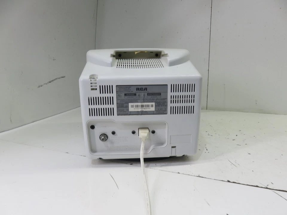 RCA E09310WH CRT 9" TV - No Remote - Image 3 of 4