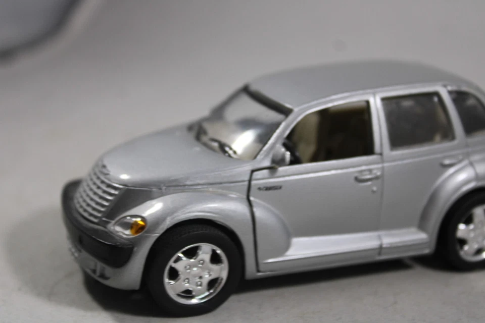 2000 SAICO Chrysler PT CRUISER 1/34 Scale Silver Opening Doors & Hatch DP5019 - Image 3 of 4