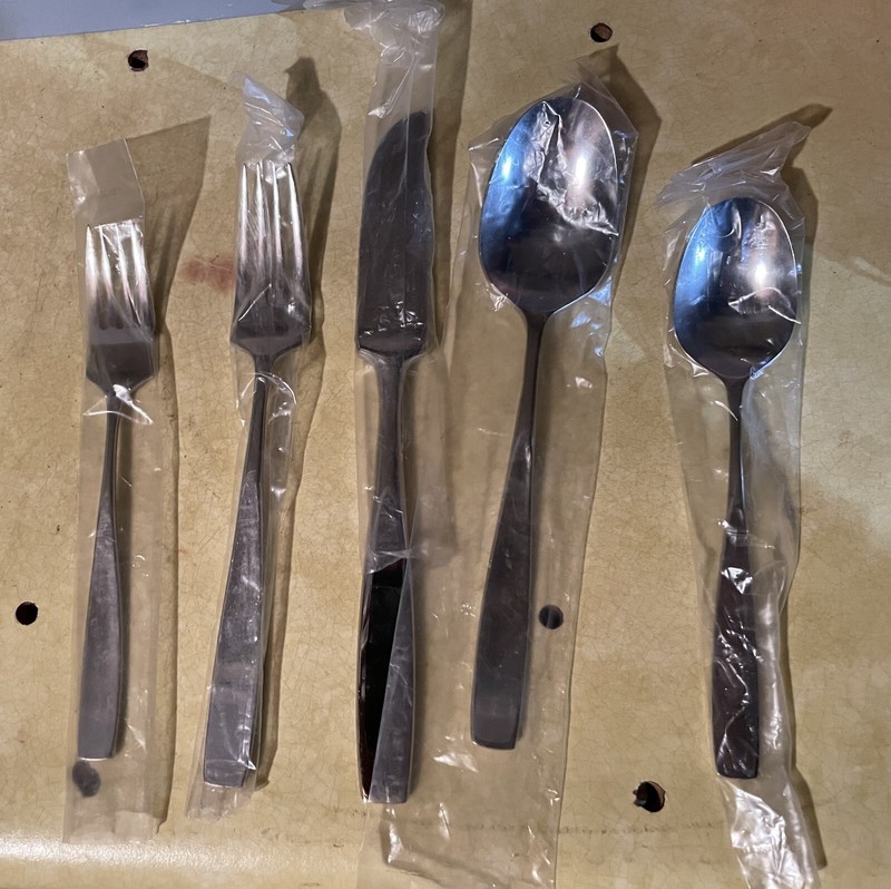 VTG NEW, SLEEVED, AND BOXED TOWLE 5 PIECE SETTING -CLARITY
