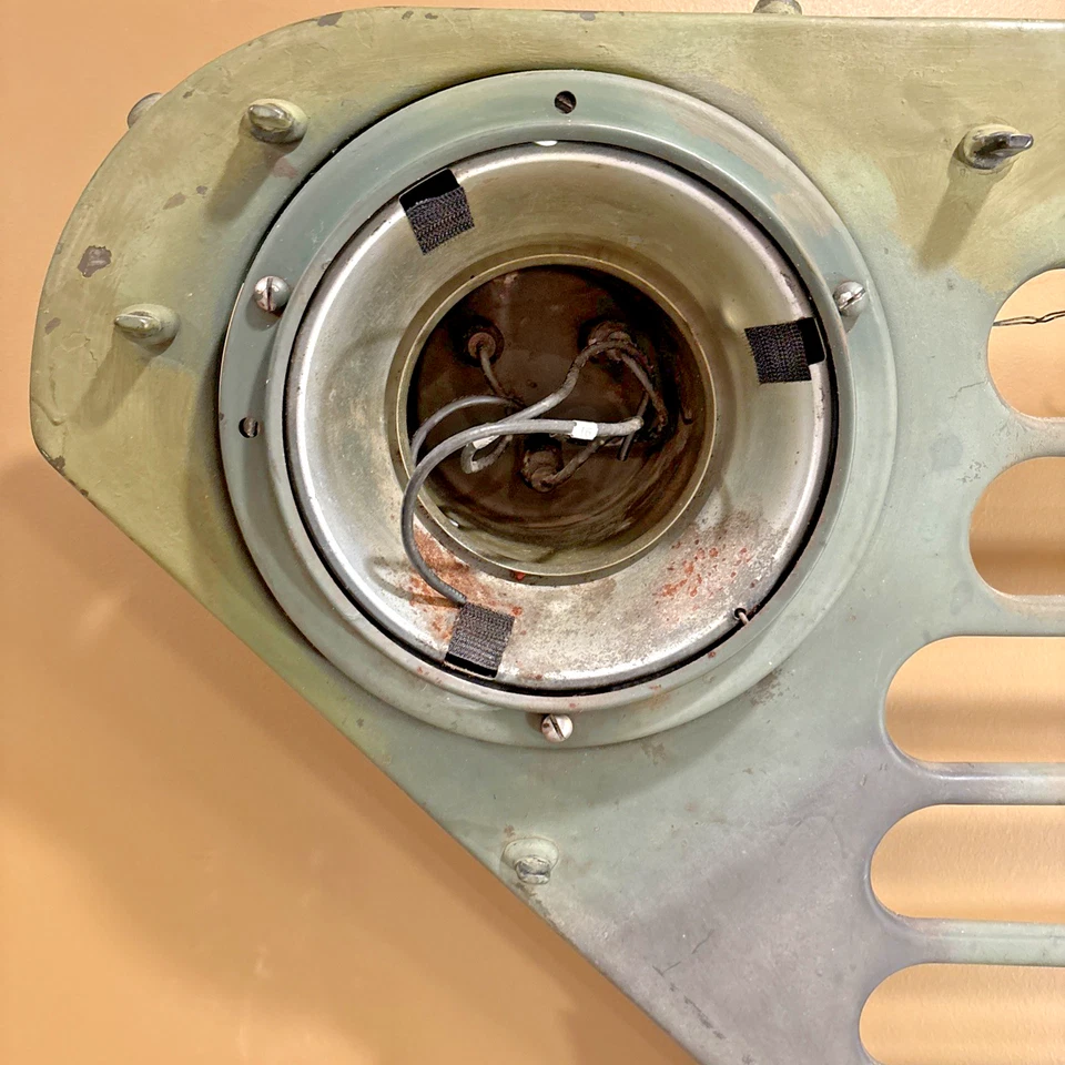 Vintage M151A2 Jeep MUTT Front Grille with Headlight Buckets - Original Military Foto 3 de 4