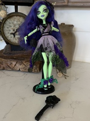 Monster High Amanita Nightshade Doll from Gloom & Bloom + stand and  brush