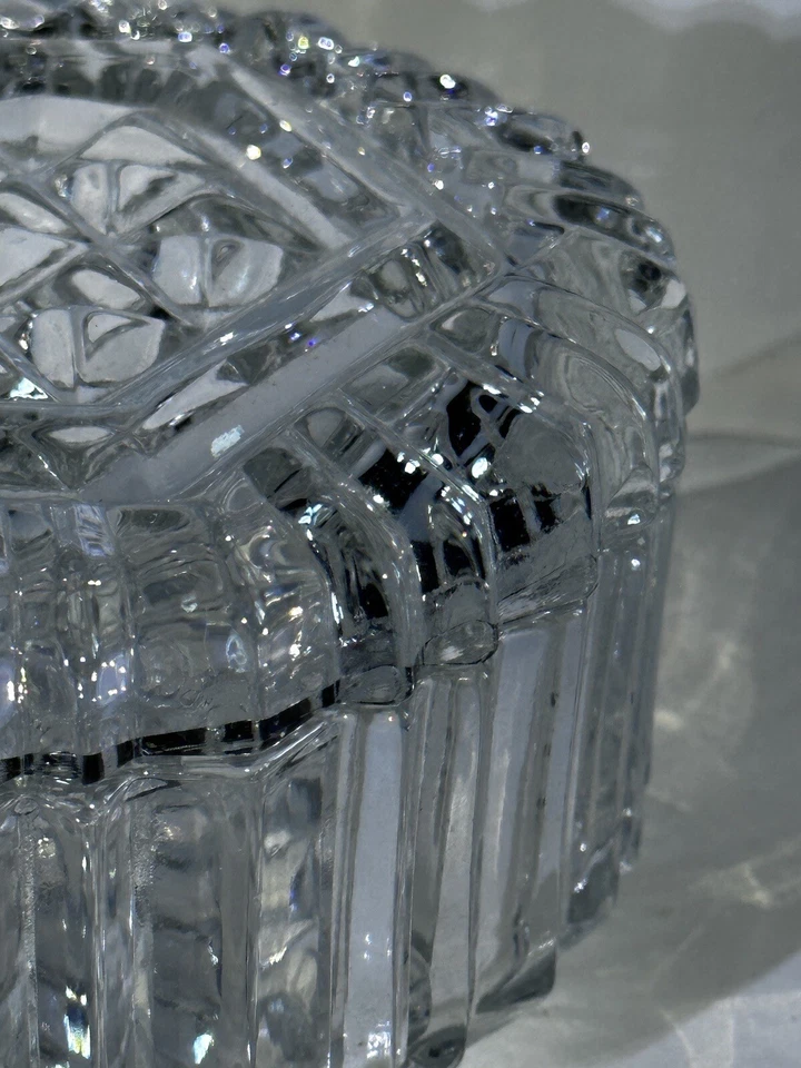 Plato de baratijas de caramelo de vidrio prensado con tapa True Vintage Stars and Bars. Gift It Foto 4 de 4