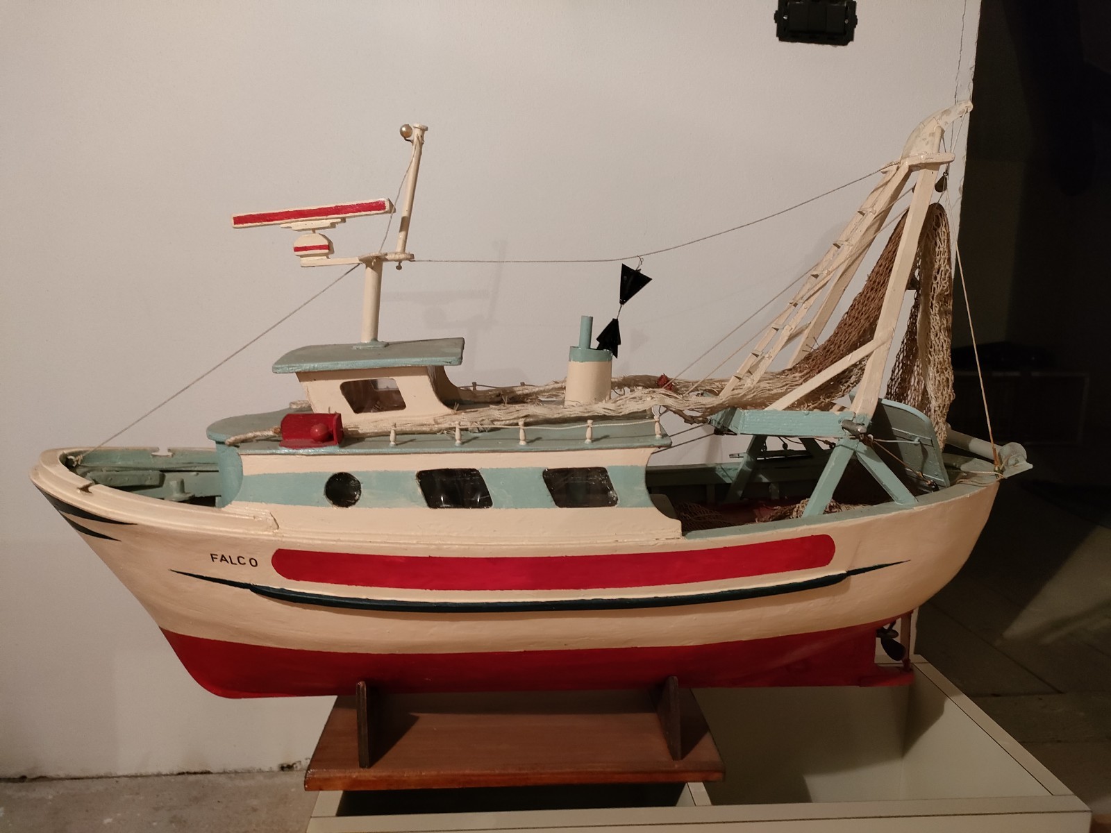 Modello statico barca da pesca in legno “FALCO” con rete e supporto bianco/rosso