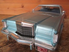 1/18  Lincoln Continental Mark V 1978 Light Blue 743410