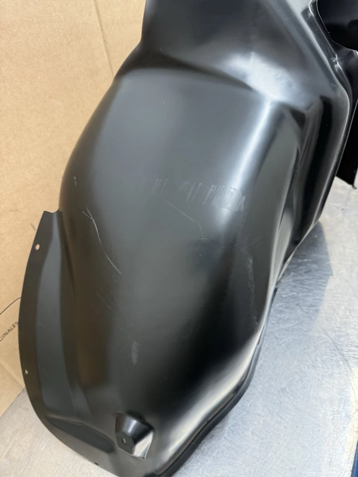 Cubierta interior del arco de rueda trasera izquierda Audi RS4 B5 Avant Estate 8D0810171D NUEVA Foto 3 de 4