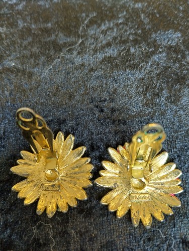 Vintage Monet Gold Tone And Pink Enamel Clip On Daisy Flower Earrings - Picture 5 of 8
