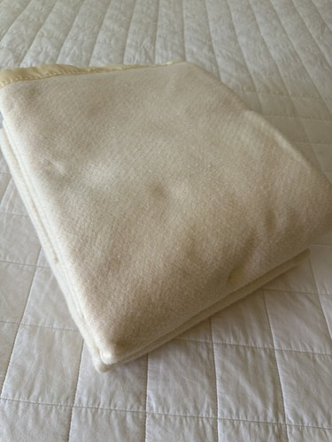 Vtg Polyester Blanket Twin Size Ivory Nylon Trim 68”x 86” USA Excellent - Picture 11 of 13