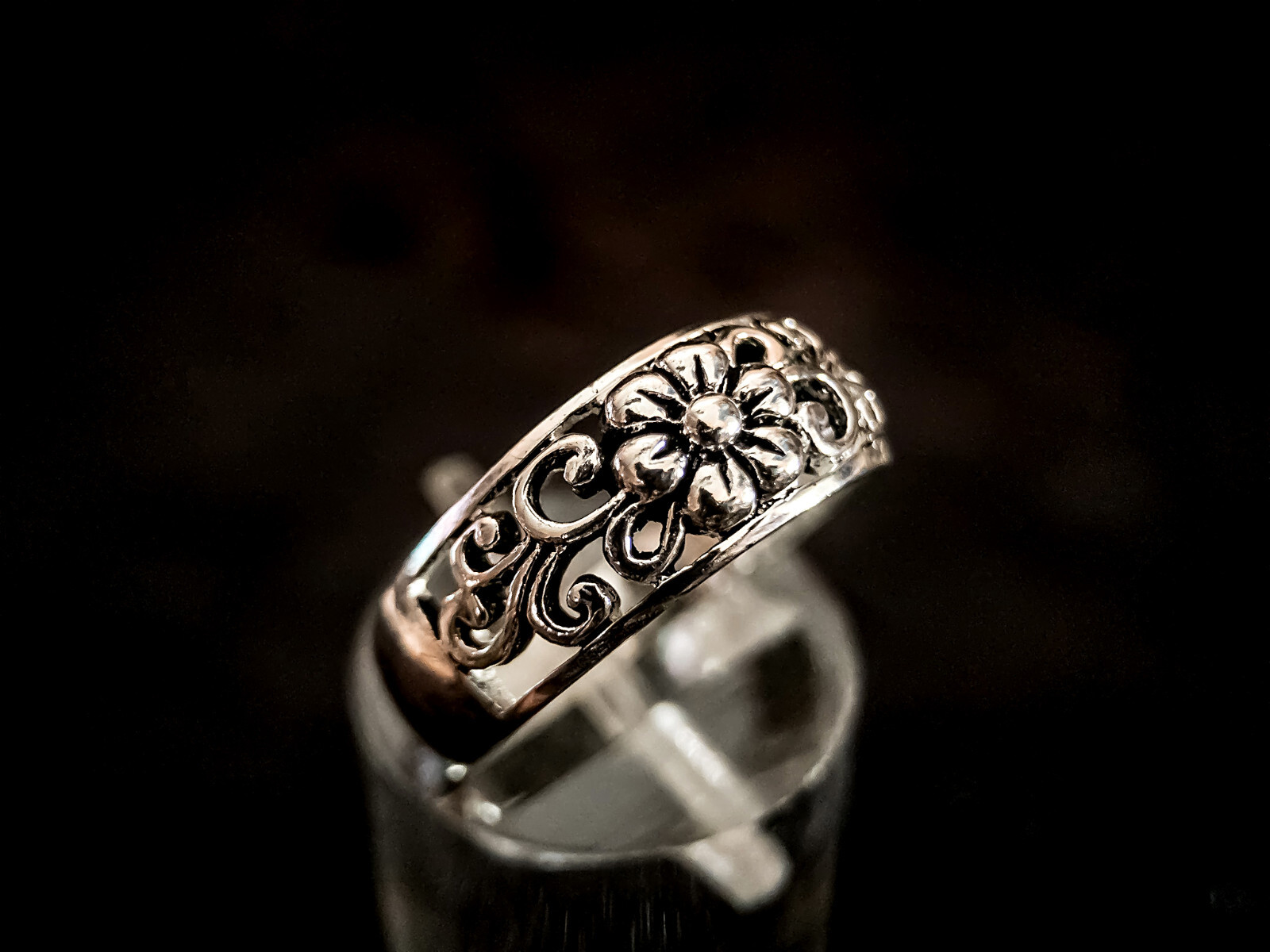 Sterling Silver Ring with Vines & Flower Motif - image 3